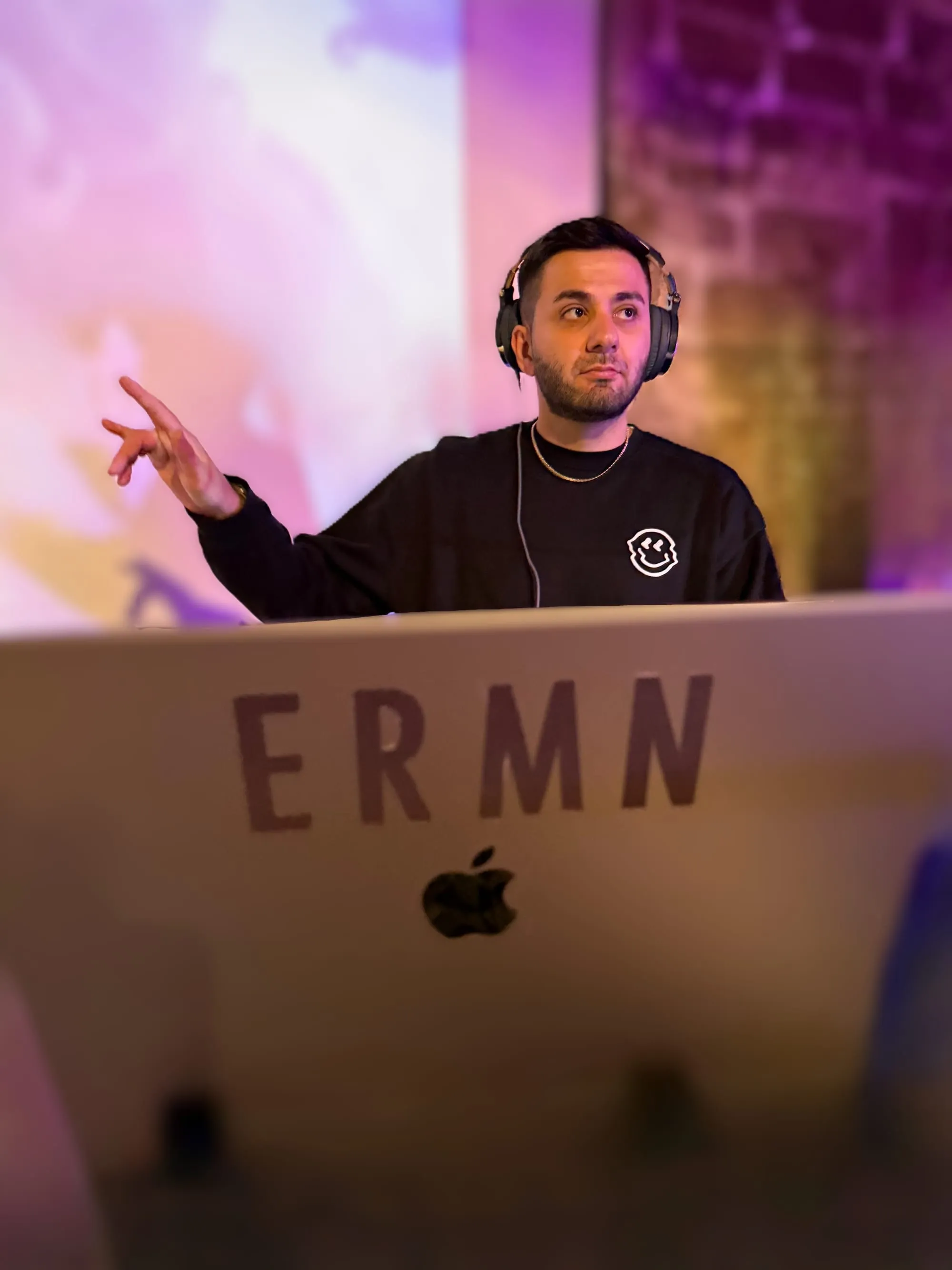 DJ ERMAN an seinem Pioneer XDJ-XZ, Auftritt in Baden-Württemberg